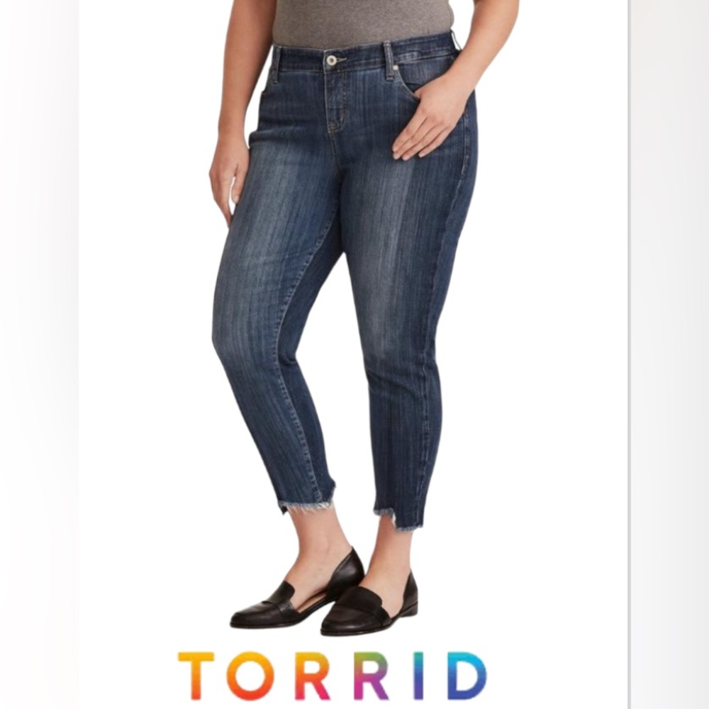 TORRID 26R Girlfriend Jean - Frayed Light Wash